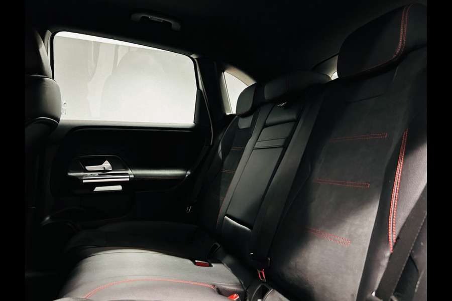 Mercedes-Benz B-Klasse 180 AMG // Trekhaak // Camera // Elek. Achterklep // Carplay // LED Koplampen // Navigatie