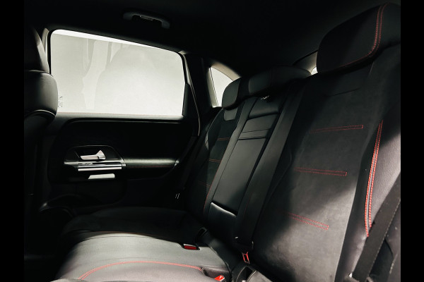 Mercedes-Benz B-Klasse 180 AMG // Trekhaak // Camera // Elek. Achterklep // Carplay // LED Koplampen // Navigatie