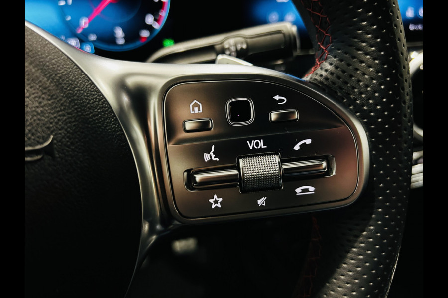 Mercedes-Benz B-Klasse 180 AMG // Trekhaak // Camera // Elek. Achterklep // Carplay // LED Koplampen // Navigatie