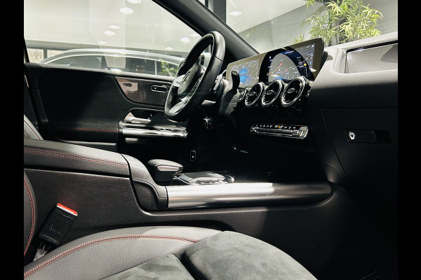 Mercedes-Benz B-Klasse 180 AMG // Trekhaak // Camera // Elek. Achterklep // Carplay // LED Koplampen // Navigatie