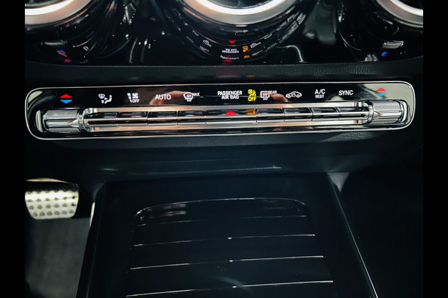 Mercedes-Benz B-Klasse 180 AMG // Trekhaak // Camera // Elek. Achterklep // Carplay // LED Koplampen // Navigatie