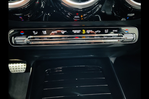Mercedes-Benz B-Klasse 180 AMG // Trekhaak // Camera // Elek. Achterklep // Carplay // LED Koplampen // Navigatie