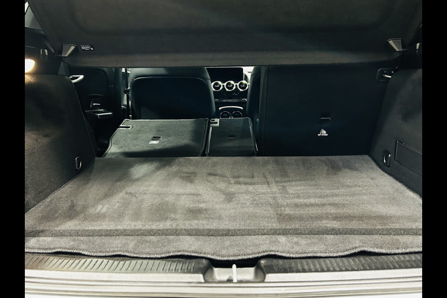 Mercedes-Benz B-Klasse 180 AMG // Trekhaak // Camera // Elek. Achterklep // Carplay // LED Koplampen // Navigatie