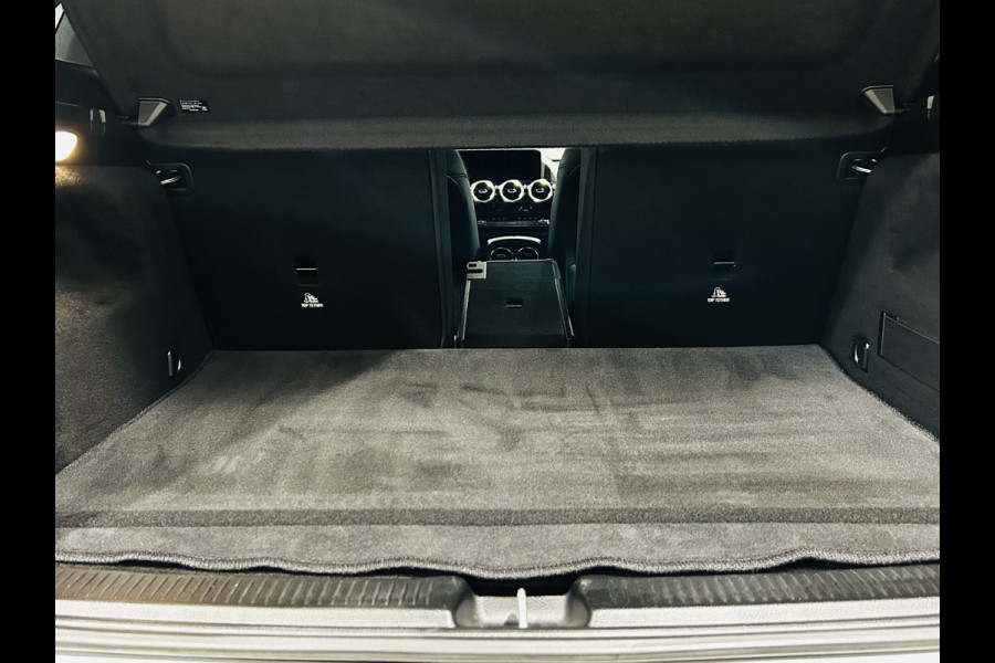 Mercedes-Benz B-Klasse 180 AMG // Trekhaak // Camera // Elek. Achterklep // Carplay // LED Koplampen // Navigatie