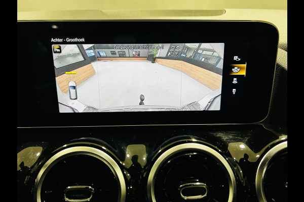 Mercedes-Benz B-Klasse 180 AMG // Trekhaak // Camera // Elek. Achterklep // Carplay // LED Koplampen // Navigatie