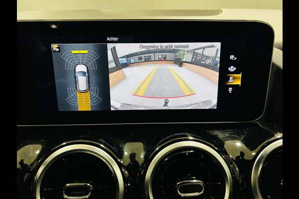 Mercedes-Benz B-Klasse 180 AMG // Trekhaak // Camera // Elek. Achterklep // Carplay // LED Koplampen // Navigatie