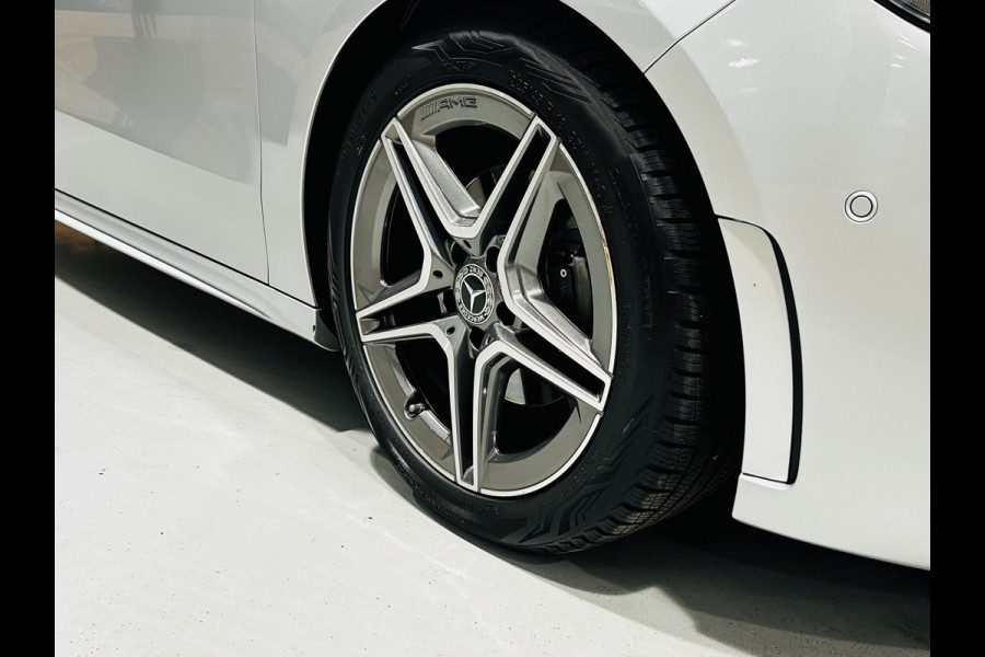 Mercedes-Benz B-Klasse 180 AMG // Trekhaak // Camera // Elek. Achterklep // Carplay // LED Koplampen // Navigatie