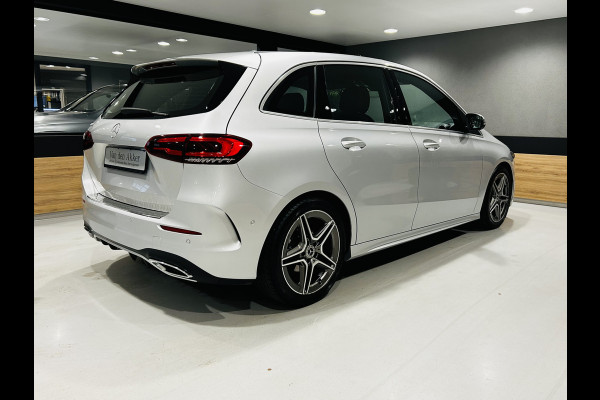Mercedes-Benz B-Klasse 180 AMG // Trekhaak // Camera // Elek. Achterklep // Carplay // LED Koplampen // Navigatie