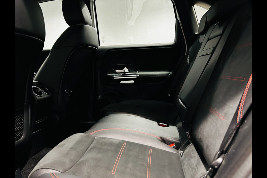 Mercedes-Benz B-Klasse 180 AMG // Trekhaak // Camera // Elek. Achterklep // Carplay // LED Koplampen // Navigatie