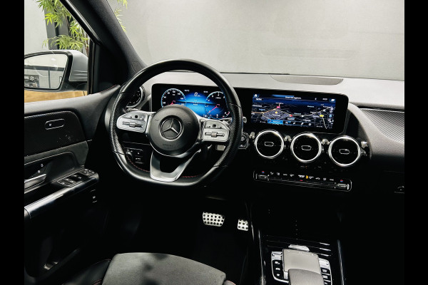 Mercedes-Benz B-Klasse 180 AMG // Trekhaak // Camera // Elek. Achterklep // Carplay // LED Koplampen // Navigatie