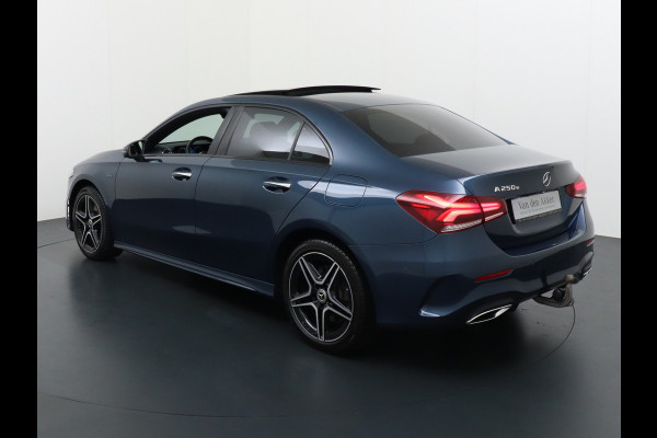 Mercedes-Benz A-Klasse 250e AMG // Panoramadak // Memory // Trekhaak // Keyless // Carplay // Sfeerverlichting // MultiBeam LED // Night Pakket // Augm