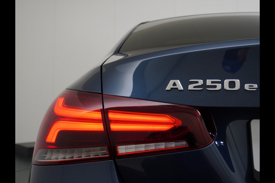 Mercedes-Benz A-Klasse 250e AMG // Panoramadak // Memory // Trekhaak // Keyless // Carplay // Sfeerverlichting // MultiBeam LED // Night Pakket // Augm