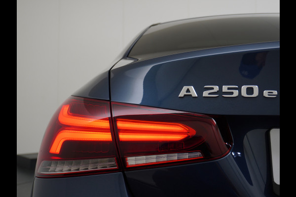 Mercedes-Benz A-Klasse 250e AMG // Panoramadak // Memory // Trekhaak // Keyless // Carplay // Sfeerverlichting // MultiBeam LED // Night Pakket // Augm