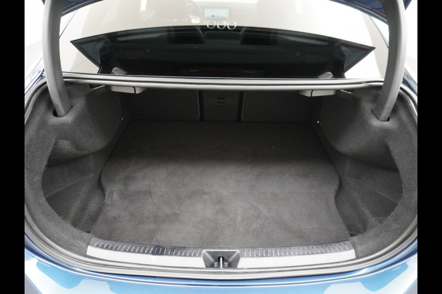 Mercedes-Benz A-Klasse 250e AMG // Panoramadak // Memory // Trekhaak // Keyless // Carplay // Sfeerverlichting // MultiBeam LED // Night Pakket // Augm