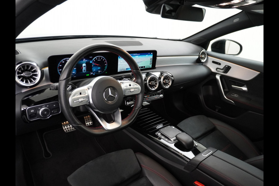 Mercedes-Benz A-Klasse 250e AMG // Panoramadak // Memory // Trekhaak // Keyless // Carplay // Sfeerverlichting // MultiBeam LED // Night Pakket // Augm