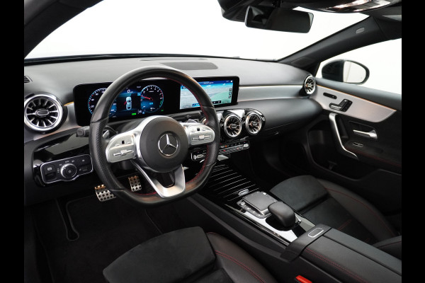 Mercedes-Benz A-Klasse 250e AMG // Panoramadak // Memory // Trekhaak // Keyless // Carplay // Sfeerverlichting // MultiBeam LED // Night Pakket // Augm