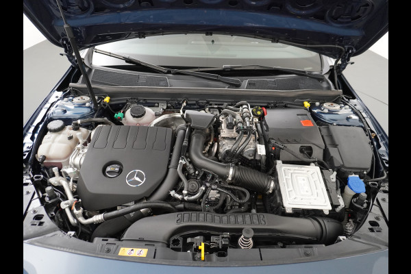 Mercedes-Benz A-Klasse 250e AMG // Panoramadak // Memory // Trekhaak // Keyless // Carplay // Sfeerverlichting // MultiBeam LED // Night Pakket // Augm