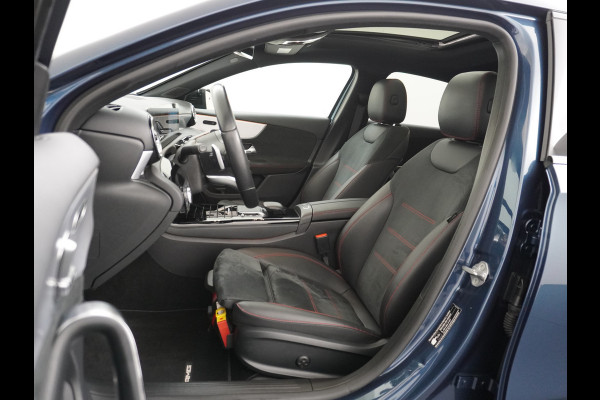 Mercedes-Benz A-Klasse 250e AMG // Panoramadak // Memory // Trekhaak // Keyless // Carplay // Sfeerverlichting // MultiBeam LED // Night Pakket // Augm