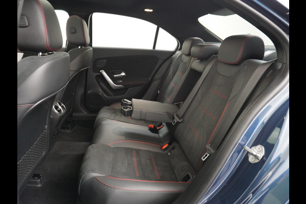 Mercedes-Benz A-Klasse 250e AMG // Panoramadak // Memory // Trekhaak // Keyless // Carplay // Sfeerverlichting // MultiBeam LED // Night Pakket // Augm