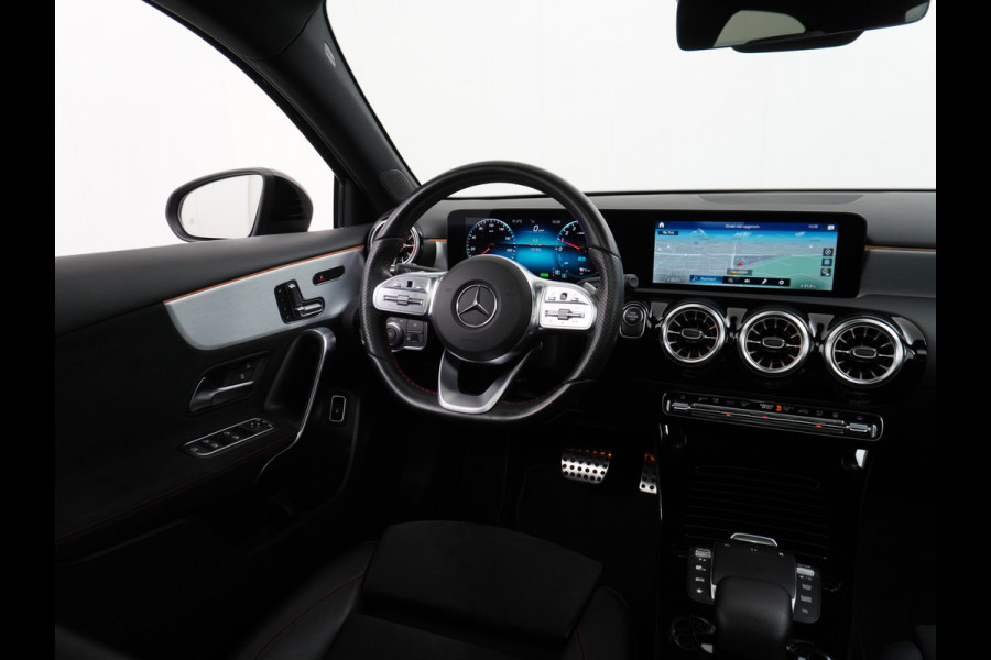 Mercedes-Benz A-Klasse 250e AMG // Panoramadak // Memory // Trekhaak // Keyless // Carplay // Sfeerverlichting // MultiBeam LED // Night Pakket // Augm