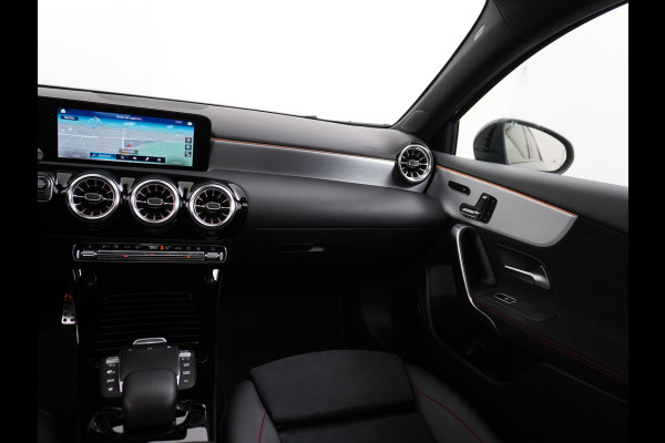 Mercedes-Benz A-Klasse 250e AMG // Panoramadak // Memory // Trekhaak // Keyless // Carplay // Sfeerverlichting // MultiBeam LED // Night Pakket // Augm