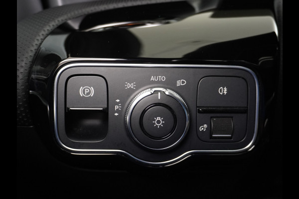 Mercedes-Benz A-Klasse 250e AMG // Panoramadak // Memory // Trekhaak // Keyless // Carplay // Sfeerverlichting // MultiBeam LED // Night Pakket // Augm