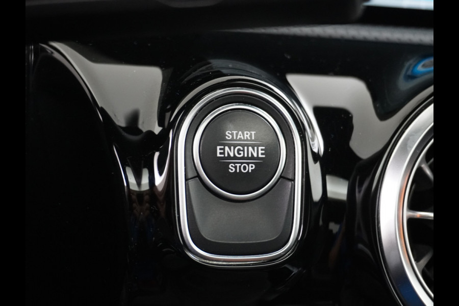 Mercedes-Benz A-Klasse 250e AMG // Panoramadak // Memory // Trekhaak // Keyless // Carplay // Sfeerverlichting // MultiBeam LED // Night Pakket // Augm