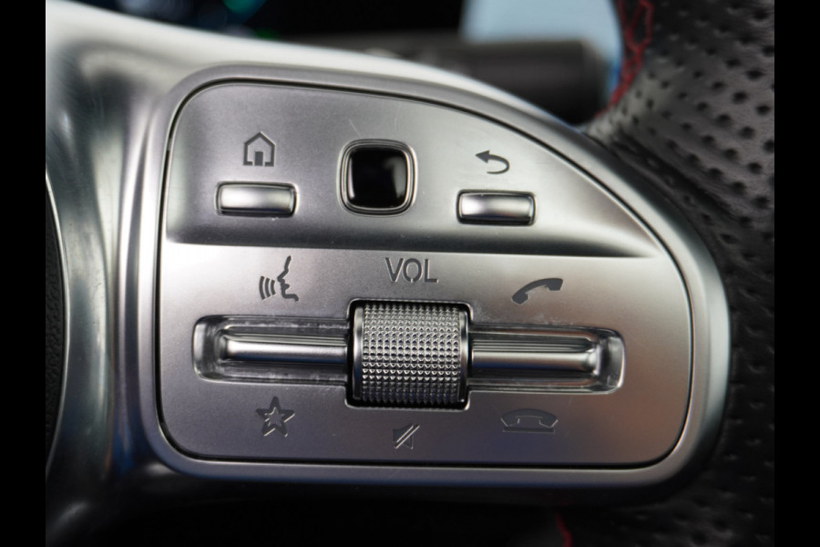 Mercedes-Benz A-Klasse 250e AMG // Panoramadak // Memory // Trekhaak // Keyless // Carplay // Sfeerverlichting // MultiBeam LED // Night Pakket // Augm