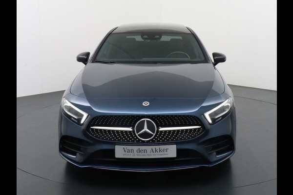 Mercedes-Benz A-Klasse 250e AMG // Panoramadak // Memory // Trekhaak // Keyless // Carplay // Sfeerverlichting // MultiBeam LED // Night Pakket // Augm