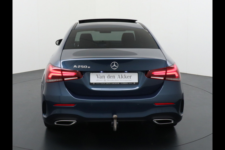 Mercedes-Benz A-Klasse 250e AMG // Panoramadak // Memory // Trekhaak // Keyless // Carplay // Sfeerverlichting // MultiBeam LED // Night Pakket // Augm