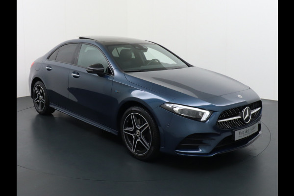 Mercedes-Benz A-Klasse 250e AMG // Panoramadak // Memory // Trekhaak // Keyless // Carplay // Sfeerverlichting // MultiBeam LED // Night Pakket // Augm