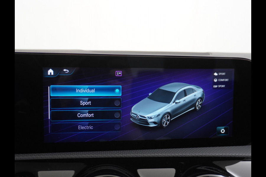 Mercedes-Benz A-Klasse 250e AMG // Panoramadak // Memory // Trekhaak // Keyless // Carplay // Sfeerverlichting // MultiBeam LED // Night Pakket // Augm