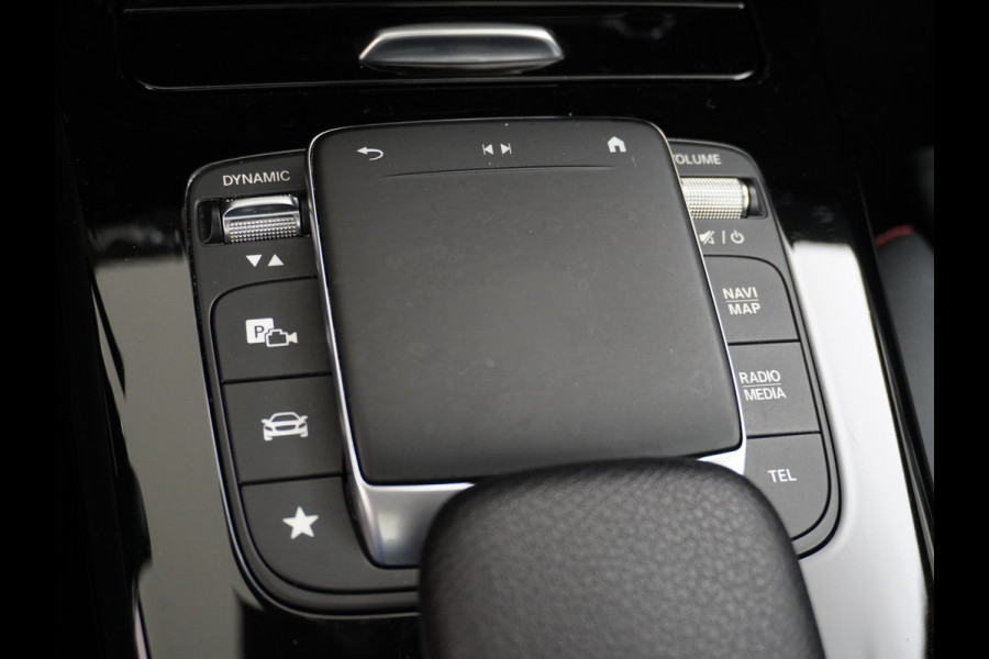 Mercedes-Benz A-Klasse 250e AMG // Panoramadak // Memory // Trekhaak // Keyless // Carplay // Sfeerverlichting // MultiBeam LED // Night Pakket // Augm