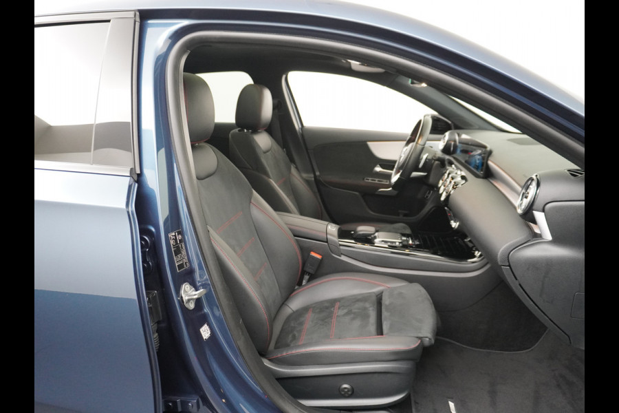 Mercedes-Benz A-Klasse 250e AMG // Panoramadak // Memory // Trekhaak // Keyless // Carplay // Sfeerverlichting // MultiBeam LED // Night Pakket // Augm