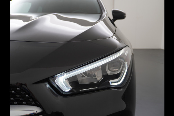 Mercedes-Benz CLA-Klasse Shooting Brake 200 AMG // Panoramadak // Sfeerverlichting // Privacy Glas // 19" Velgen // Carplay // Augmented Reality