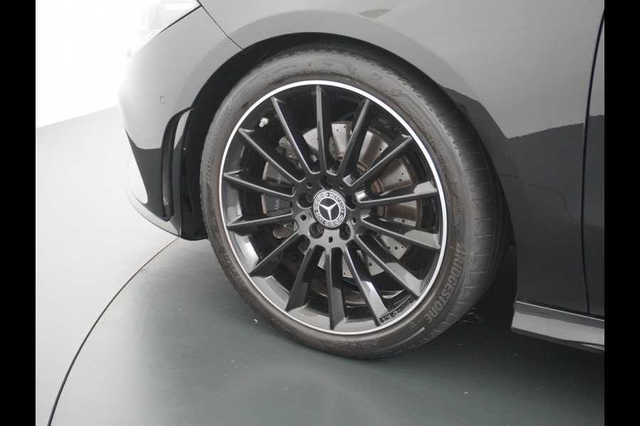 Mercedes-Benz CLA-Klasse Shooting Brake 200 AMG // Panoramadak // Sfeerverlichting // Privacy Glas // 19" Velgen // Carplay // Augmented Reality