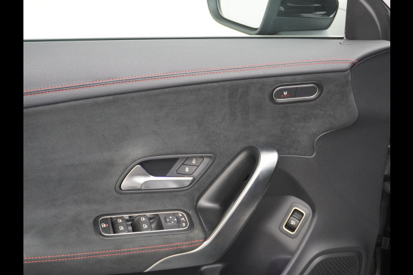 Mercedes-Benz CLA-Klasse Shooting Brake 200 AMG // Panoramadak // Sfeerverlichting // Privacy Glas // 19" Velgen // Carplay // Augmented Reality
