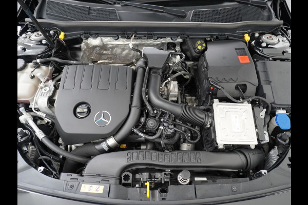 Mercedes-Benz CLA-Klasse Shooting Brake 200 AMG // Panoramadak // Sfeerverlichting // Privacy Glas // 19" Velgen // Carplay // Augmented Reality