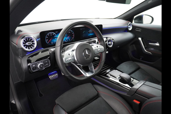 Mercedes-Benz CLA-Klasse Shooting Brake 200 AMG // Panoramadak // Sfeerverlichting // Privacy Glas // 19" Velgen // Carplay // Augmented Reality