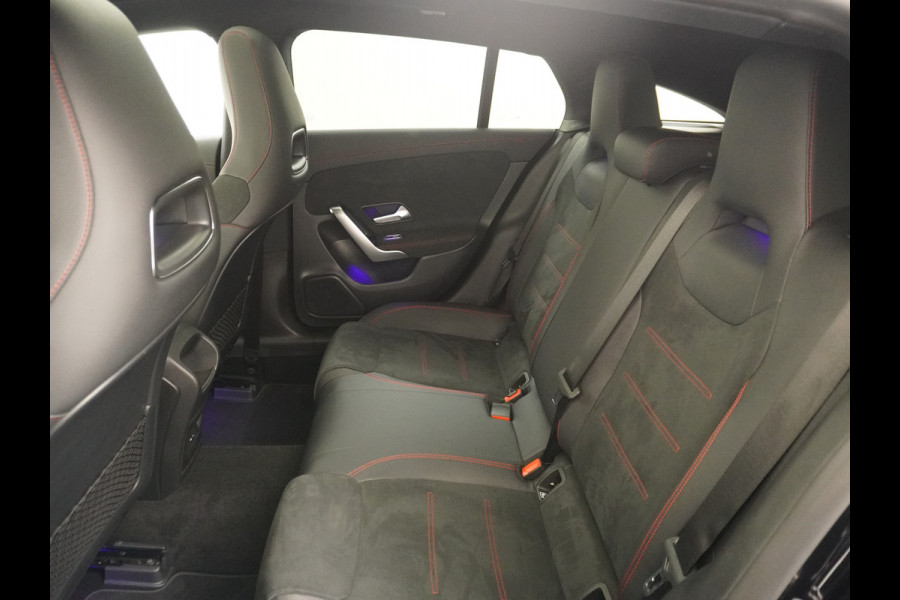Mercedes-Benz CLA-Klasse Shooting Brake 200 AMG // Panoramadak // Sfeerverlichting // Privacy Glas // 19" Velgen // Carplay // Augmented Reality