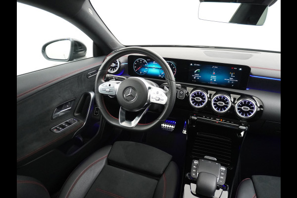 Mercedes-Benz CLA-Klasse Shooting Brake 200 AMG // Panoramadak // Sfeerverlichting // Privacy Glas // 19" Velgen // Carplay // Augmented Reality