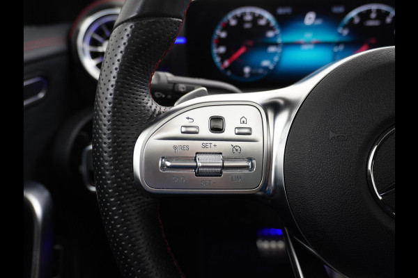 Mercedes-Benz CLA-Klasse Shooting Brake 200 AMG // Panoramadak // Sfeerverlichting // Privacy Glas // 19" Velgen // Carplay // Augmented Reality
