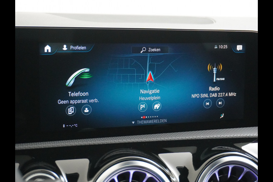 Mercedes-Benz CLA-Klasse Shooting Brake 200 AMG // Panoramadak // Sfeerverlichting // Privacy Glas // 19" Velgen // Carplay // Augmented Reality