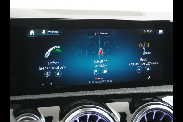 Mercedes-Benz CLA-Klasse Shooting Brake 200 AMG // Panoramadak // Sfeerverlichting // Privacy Glas // 19" Velgen // Carplay // Augmented Reality