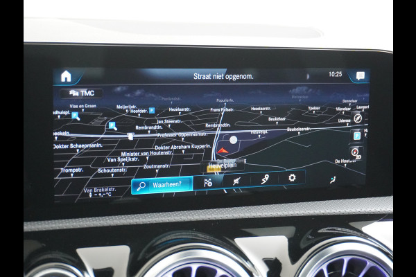 Mercedes-Benz CLA-Klasse Shooting Brake 200 AMG // Panoramadak // Sfeerverlichting // Privacy Glas // 19" Velgen // Carplay // Augmented Reality