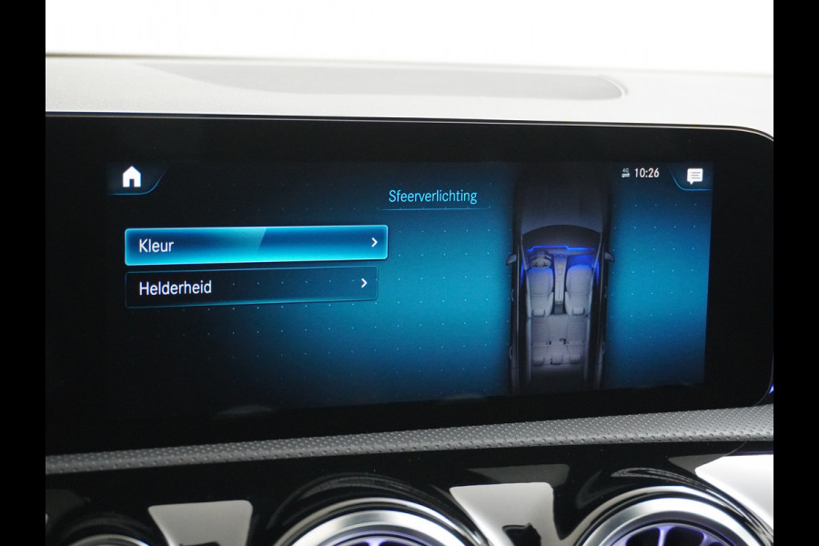 Mercedes-Benz CLA-Klasse Shooting Brake 200 AMG // Panoramadak // Sfeerverlichting // Privacy Glas // 19" Velgen // Carplay // Augmented Reality