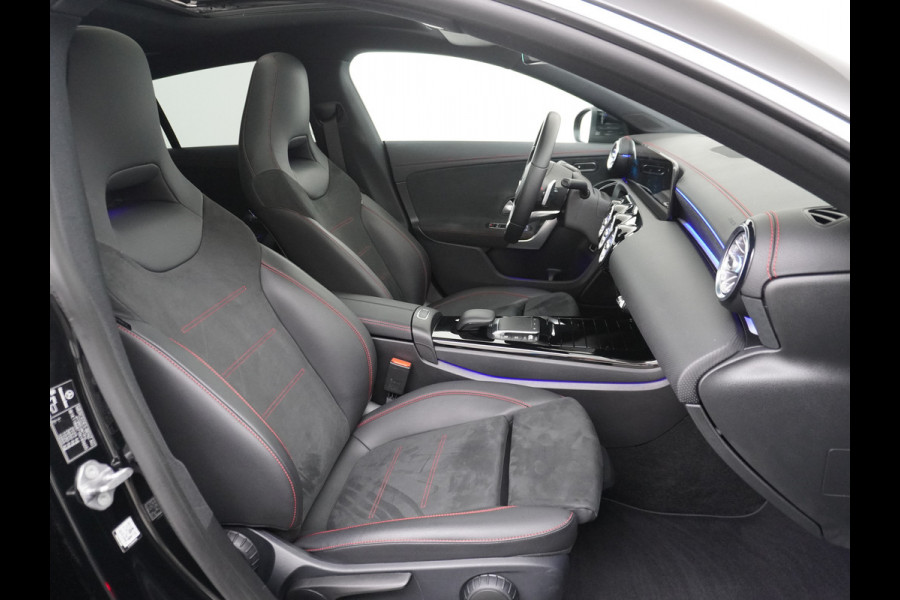 Mercedes-Benz CLA-Klasse Shooting Brake 200 AMG // Panoramadak // Sfeerverlichting // Privacy Glas // 19" Velgen // Carplay // Augmented Reality
