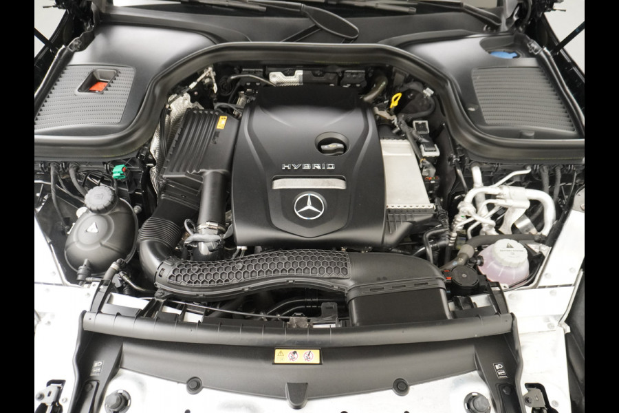 Mercedes-Benz GLC 300e AMG 4Matic // Panoramadak // Burmester // 360 Camera // Keyless // Carbon // Sfeerverlichting // Carplay