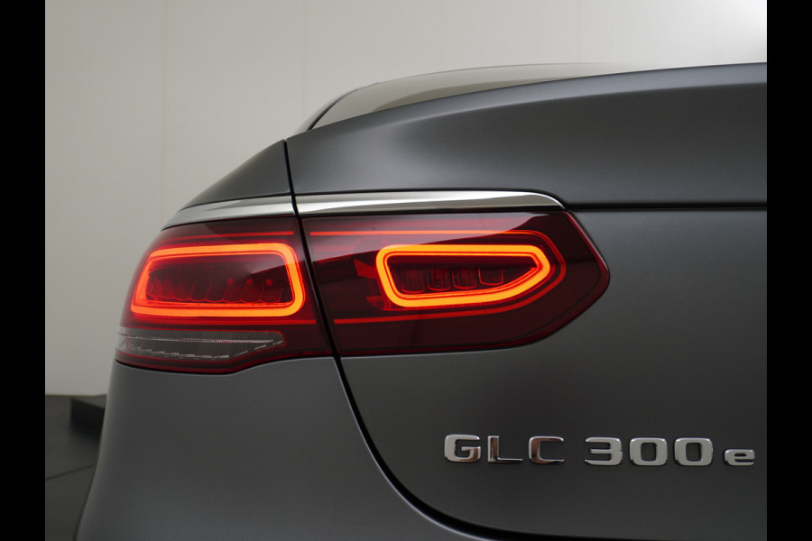 Mercedes-Benz GLC 300e Coupé AMG 4Matic // Burmester / Magno Grijs // 20 inch // Treeplanken // Night pakket