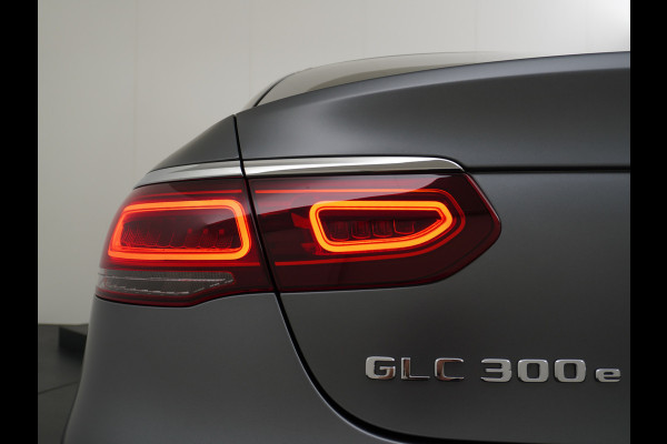 Mercedes-Benz GLC 300e Coupé AMG 4Matic // Burmester / Magno Grijs // 20 inch // Treeplanken // Night pakket